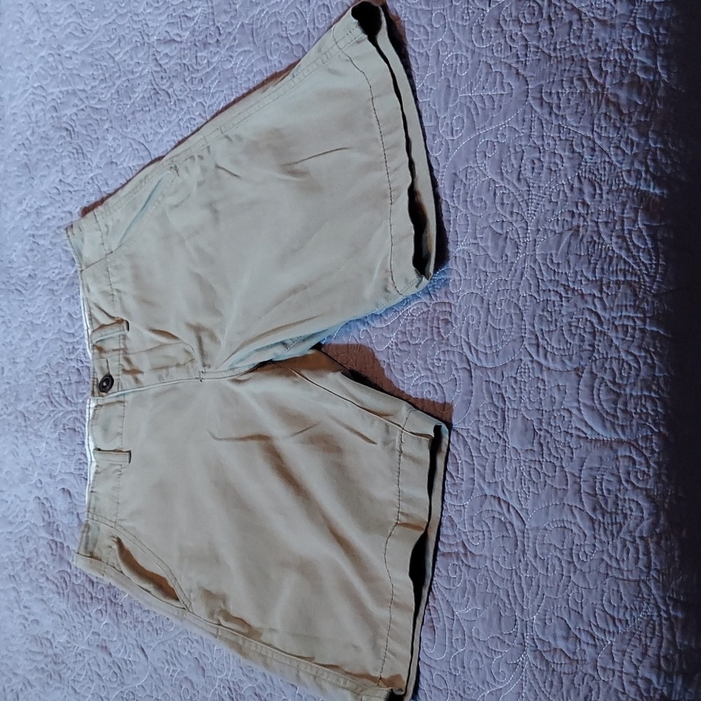 AMERICAN EAGLE CLASSIC FIT KHAKI SHORTS EUC - LIKE NEW!